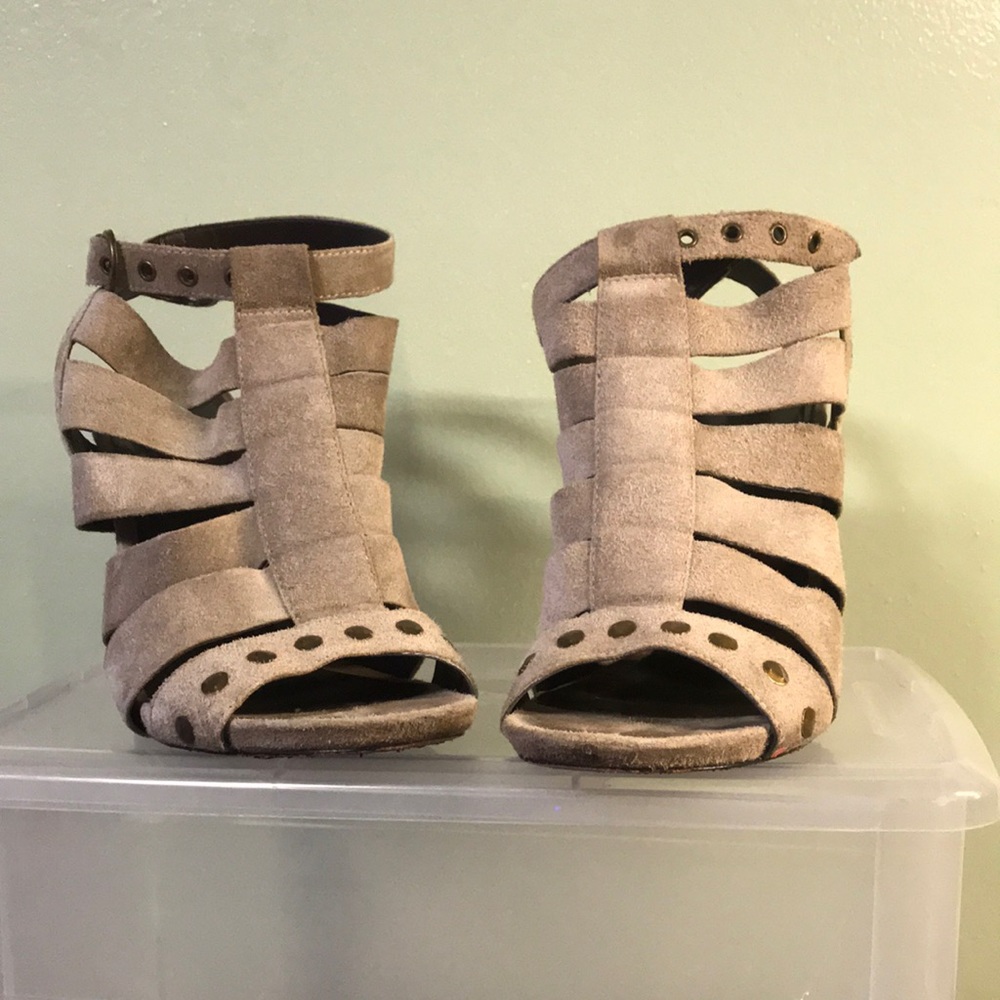 Gray, strapping sandal. Luca Steafani.